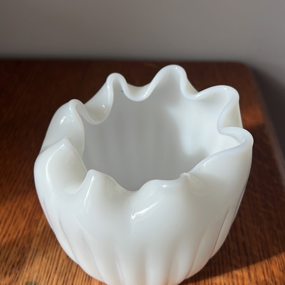 beautiful milk glass bowl / vase - Picture 6 of 6